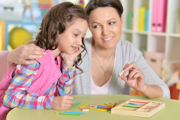 Mutter Mit Kleiner Tochter Zählt Mit Stöcken — Stockfoto