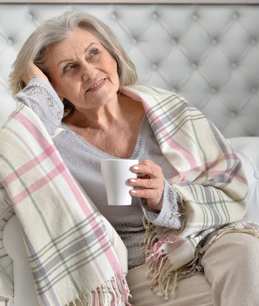 Mulher Sênior Feliz Descansando Casa Com Xícara Chá — Fotografia de Stock