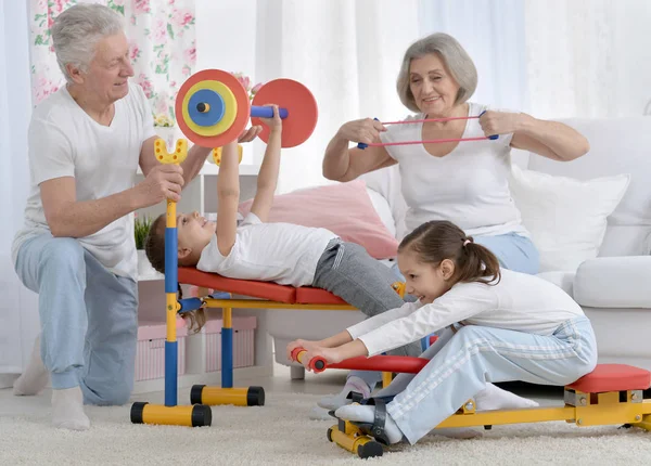 Großeltern Und Kleine Enkelinnen Bei Übungen Hause — Stockfoto