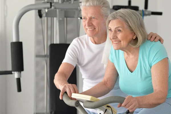 主动微笑年长夫妇在健身房锻炼身体 — 图库照片
