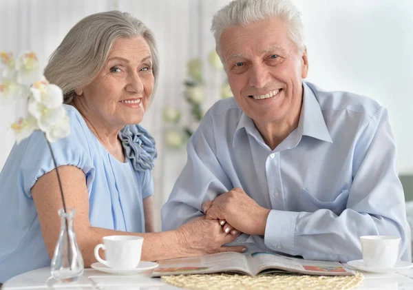 Feliz Pareja Ancianos Beber Leer Revista —  Fotos de Stock