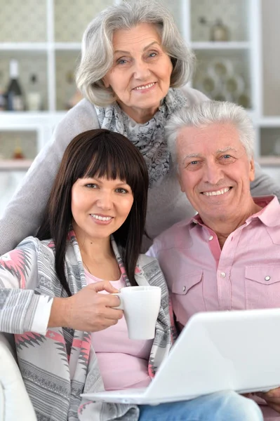 Seniorenpaar Mit Laptop Und Fürsorglicher Tochter — Stockfoto