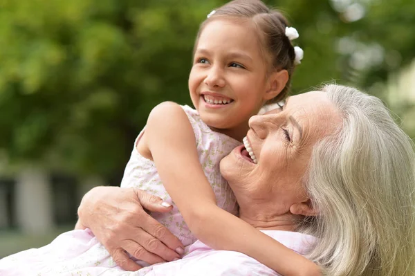 Nonna Con Sua Nipote Nel Parco — Foto Stock