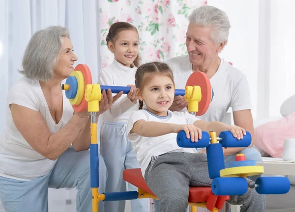 Großeltern Und Kleine Enkelinnen Bei Übungen Hause — Stockfoto