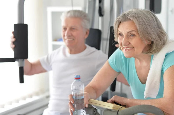 Couple Âgé Souriant Actif Faisant Exercice Salle Gym — Photo