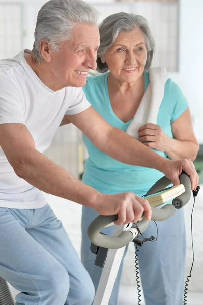 主动微笑年长夫妇在健身房锻炼身体 — 图库照片