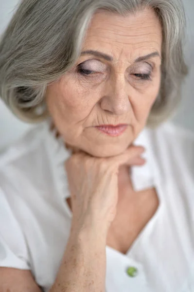 Porträt Einer Schönen Traurigen Alten Frau Aus Nächster Nähe — Stockfoto