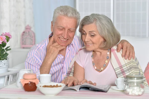 Happy Senior Couple Drinking Tea Reading Magazine — Stock Photo, Image