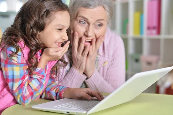 Porträt Glücklicher Großmutter Und Tochter Mit Laptop — Stockfoto