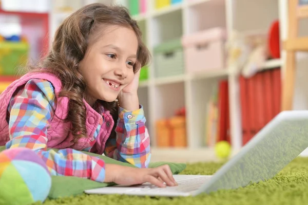 Porträt Eines Süßen Kleinen Mädchens Tisch Mit Laptop — Stockfoto