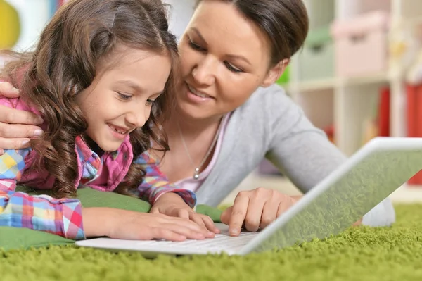 Portret Van Moeder Dochter Met Laptop — Stockfoto