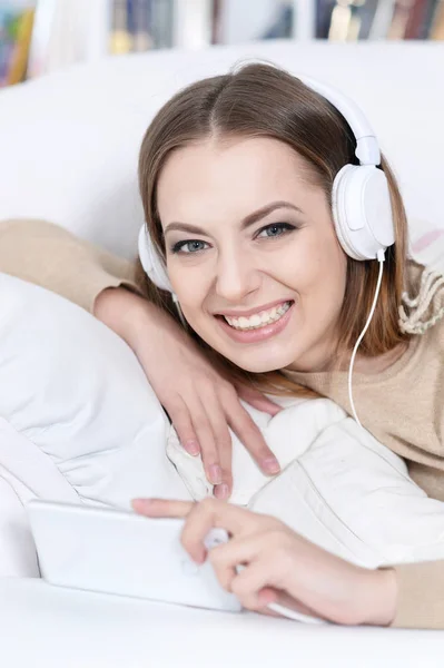 Jovem Bela Mulher Ouvindo Música Sofá Casa — Fotografia de Stock