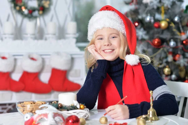 Ritratto Ragazza Felice Cappello Babbo Natale Che Prepara Sedersi Tavola — Foto Stock