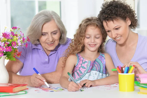 Tři Generace Žen Jedné Rodiny Společně Dělat Domácí Úkoly — Stock fotografie