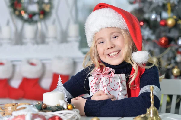 Retrato Menina Feliz Santa Chapéu Sentado Com Presente Natal — Fotografia de Stock