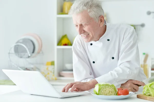 Ensalada Cocina Masculina Anciana — Foto de Stock