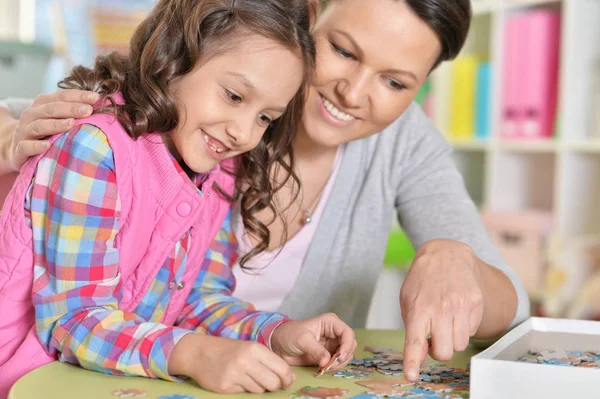 Mutter Mit Kleiner Tochter Sammelt Puzzle — Stockfoto