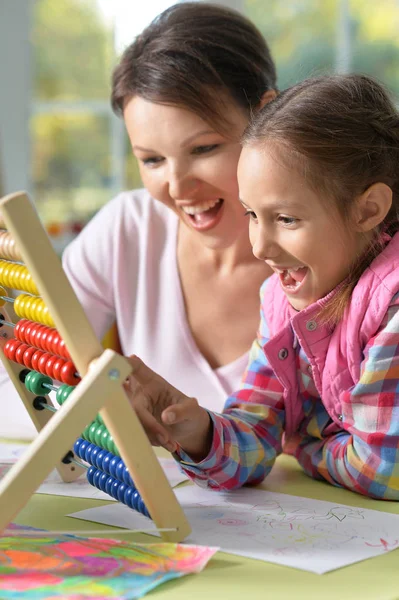 Madre Figlia Contando Facendo Compiti — Foto Stock