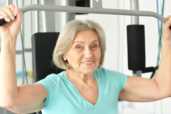 Πορτρέτο Του Ηλικιωμένη Γυναίκα Άσκηση Στο Γυμναστήριο — Φωτογραφία Αρχείου
