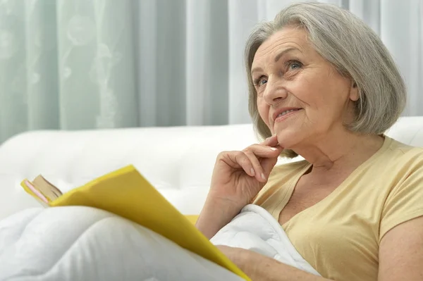 Retrato Mujer Mayor Hermosa Con Libro — Foto de Stock