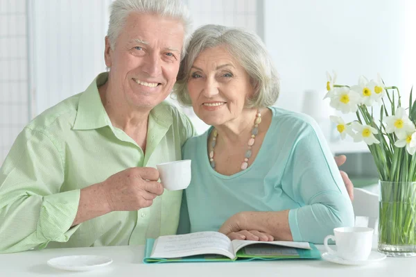 Gelukkige Senior Paar Met Boek Het Drinken Van Thee — Stockfoto