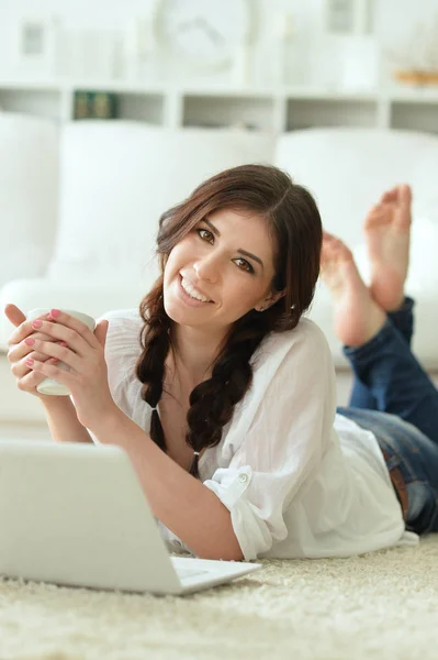 Jonge Mooie Vrouw Met Laptop Thuis — Stockfoto