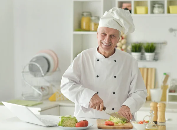 Oudere Mannelijke Chef Kok Koken Salade — Stockfoto
