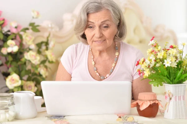 Mulher Sênior Trabalhando Com Laptop Casa — Fotografia de Stock