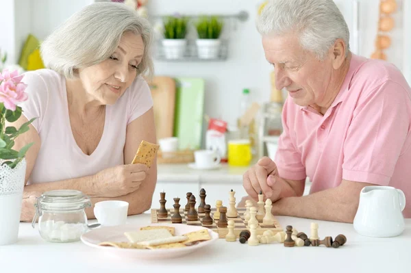 Gelukkige Senior Paar Schaken — Stockfoto