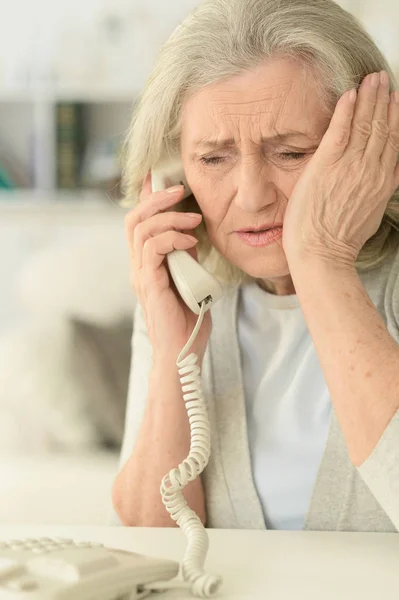 Sjukt Mogen Kvinna Ringer Läkare — Stockfoto