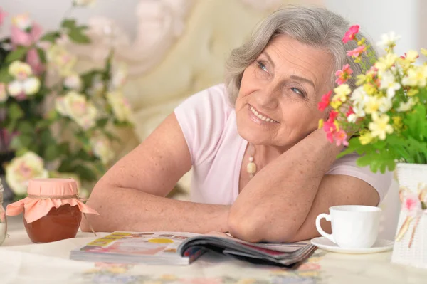 雑誌を読む幸せな高齢女性の肖像画 — ストック写真