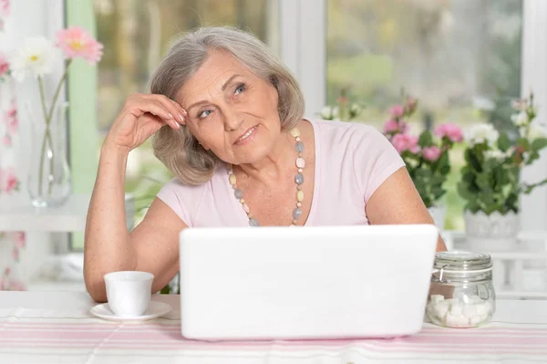 Ηλικιωμένη Γυναίκα Που Εργάζεται Φορητό Υπολογιστή Στο Σπίτι — Φωτογραφία Αρχείου