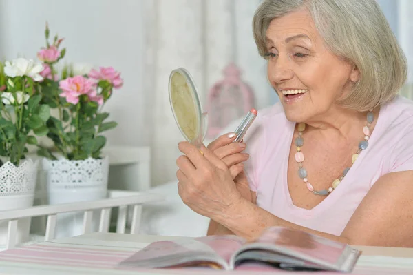 Lachende Volwassen Vrouw Toepassing Van Lippenstift — Stockfoto