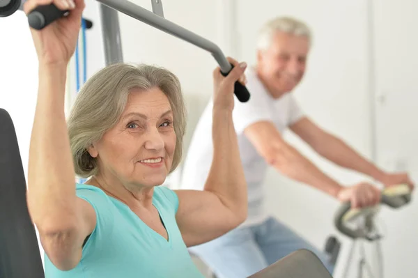 Pareja Mayor Sonriente Activa Haciendo Ejercicio Gimnasio — Foto de Stock