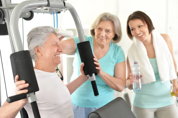 Actieve Lachende Mensen Trainen Sportschool — Stockfoto