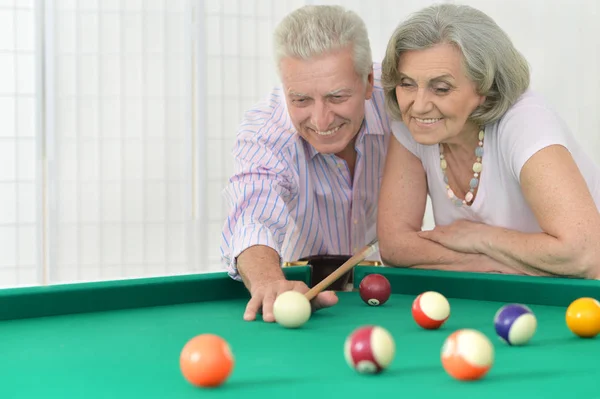 Lachende Senior Paar Biljart Samenspelen — Stockfoto