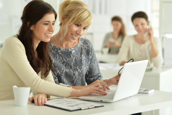 Hermosas Mujeres Negocios Que Trabajan Oficina — Foto de Stock