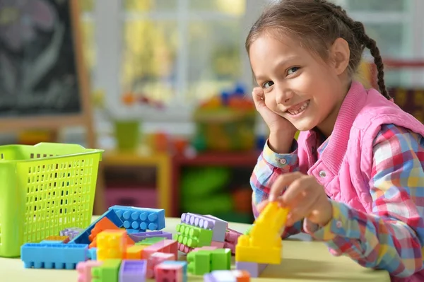 Lockiges Kleines Mädchen Beim Spielen Mit Bunten Plastikklötzen — Stockfoto