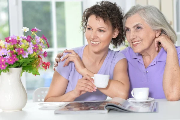 Madre Figlia Leggendo Rivista Sorridente — Foto Stock