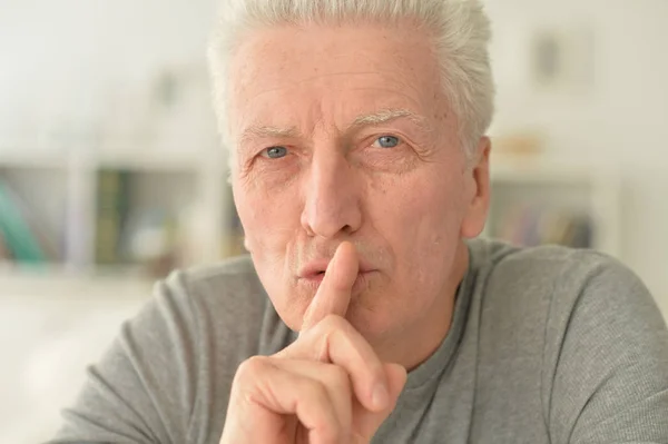 年配の男性の唇沈黙のジェスチャー指 — ストック写真