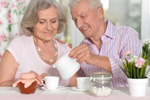 Счастливая Старшая Пара Пьет Чай — стоковое фото
