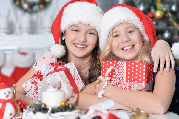 Mutlu Noel Için Hazırlanıyor Noel Baba Şapkaları Kızlarda Portresi — Stok fotoğraf