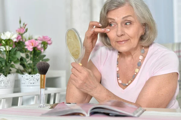 Retrato Una Anciana Feliz Mirándose Espejo —  Fotos de Stock