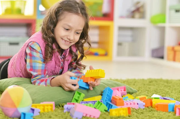 Curly Menina Brincando Com Blocos Plástico Coloridos — Fotografia de Stock
