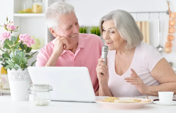 年配のカップル夫と妻の歌を歌う — ストック写真