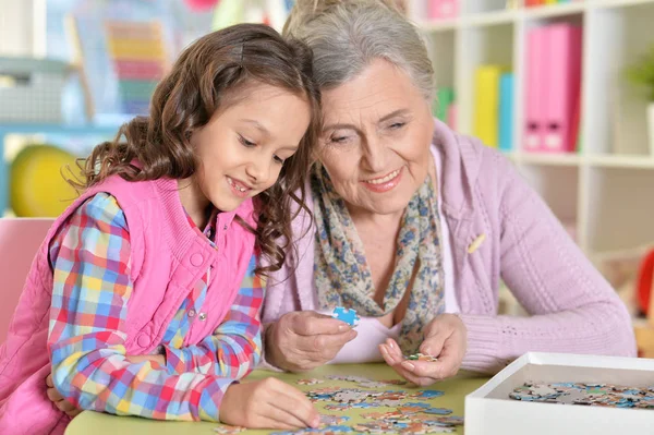 Moeder Met Kleine Dochter Verzamelen Puzzel — Stockfoto