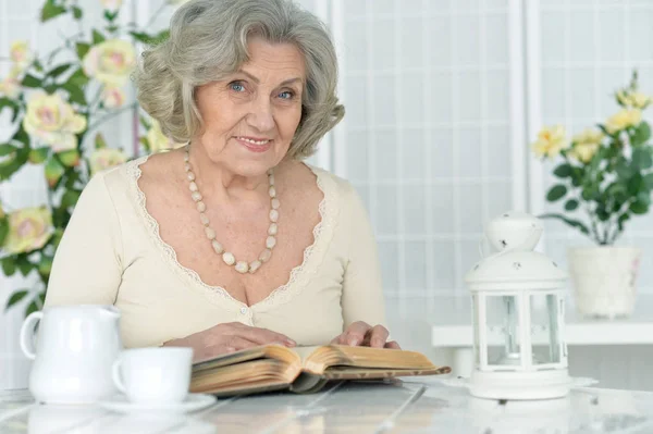 Äldre Kvinna Med Bok Hemma — Stockfoto