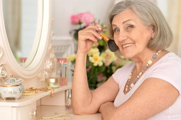 Hermoso Retrato Una Mujer Mayor Que Compone —  Fotos de Stock