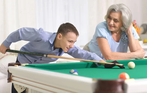 Reife Frau Spielt Pool Mit Enkel — Stockfoto