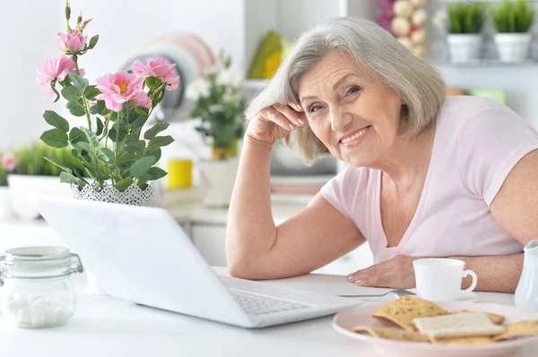 Ηλικιωμένη Γυναίκα Που Εργάζεται Φορητό Υπολογιστή Στο Σπίτι — Φωτογραφία Αρχείου